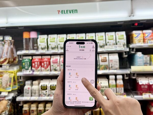 ▲▼7-11推出鮮乳優惠，限定哈燒專櫃販售全新「炳叔烤玉米」。（圖／業者提供）