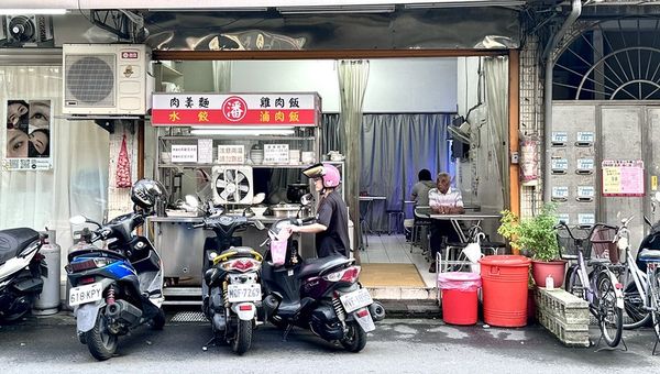 ▲▼江子翠潘古早味滷肉飯！手切魯肉飯油甜滑口、肉羹湯料多湯鮮。（圖／部落客小虎提供）