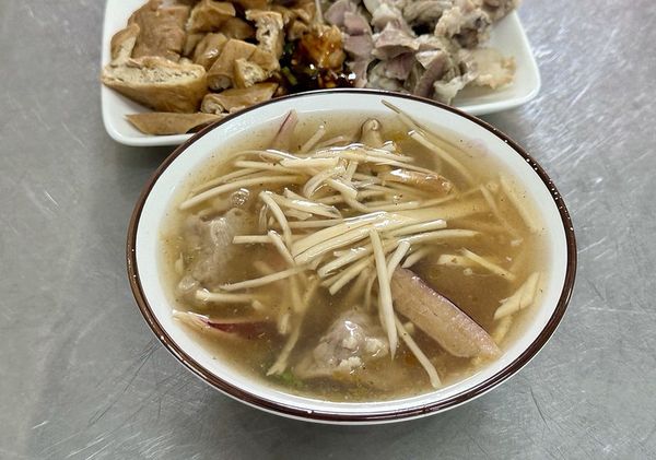 ▲▼江子翠潘古早味滷肉飯！手切魯肉飯油甜滑口、肉羹湯料多湯鮮。（圖／部落客小虎提供）