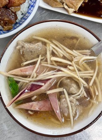 ▲▼江子翠潘古早味滷肉飯！手切魯肉飯油甜滑口、肉羹湯料多湯鮮。（圖／部落客小虎提供）