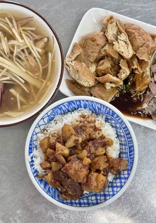 ▲▼江子翠潘古早味滷肉飯！手切魯肉飯油甜滑口、肉羹湯料多湯鮮。（圖／部落客小虎提供）