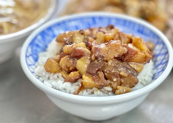 ▲▼江子翠潘古早味滷肉飯！手切魯肉飯油甜滑口、肉羹湯料多湯鮮。（圖／部落客小虎提供）