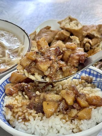 ▲▼江子翠潘古早味滷肉飯！手切魯肉飯油甜滑口、肉羹湯料多湯鮮。（圖／部落客小虎提供）