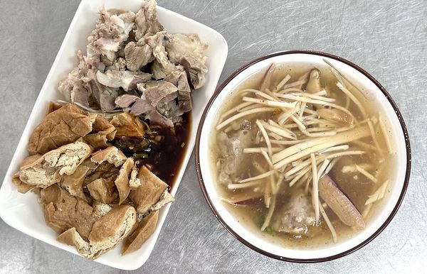 ▲▼江子翠潘古早味滷肉飯！手切魯肉飯油甜滑口、肉羹湯料多湯鮮。（圖／部落客小虎提供）