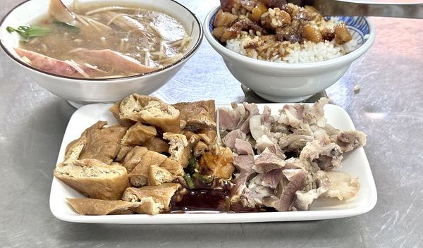 ▲▼江子翠潘古早味滷肉飯！手切魯肉飯油甜滑口、肉羹湯料多湯鮮。（圖／部落客小虎提供）