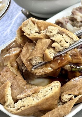 ▲▼江子翠潘古早味滷肉飯！手切魯肉飯油甜滑口、肉羹湯料多湯鮮。（圖／部落客小虎提供）