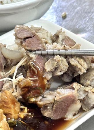 ▲▼江子翠潘古早味滷肉飯！手切魯肉飯油甜滑口、肉羹湯料多湯鮮。（圖／部落客小虎提供）