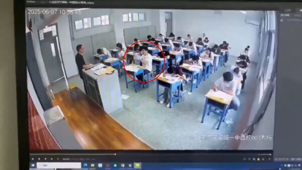 中國高考考生崩潰，撕毀自己考卷。（翻攝X@whyyoutouzhele）