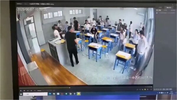 考生撕毀自己考卷後，目標轉向其他考生現場大亂，最後被帶走。（翻攝X@whyyoutouzhele）