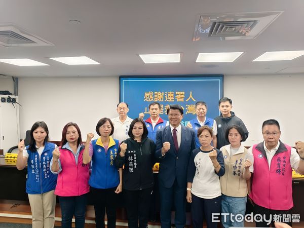 ▲立委謝龍介9日率市議員召開記者會，宣佈罷綠連署書全數銷毀，保護連署者個資。（記者林東良翻攝，下同）