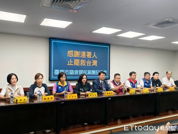 ▲立委謝龍介9日率市議員召開記者會，宣佈罷綠連署書全數銷毀，保護連署者個資。（記者林東良翻攝，下同）