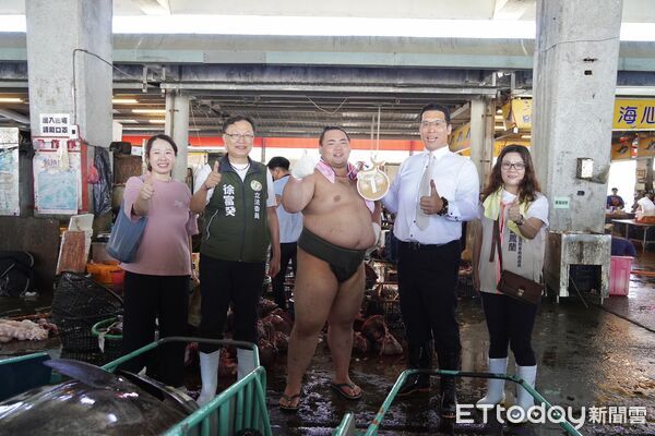 ▲日本相撲力士挑戰扛黑鮪魚試煉。（圖／屏東縣政府提供）