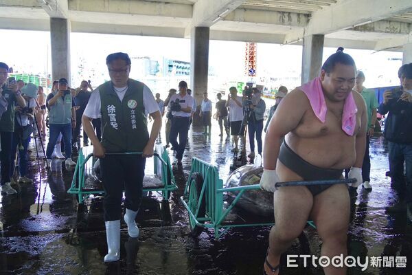 ▲日本相撲力士挑戰扛黑鮪魚試煉。（圖／屏東縣政府提供）