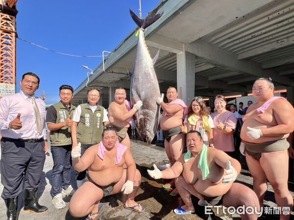 ▲日本相撲力士挑戰扛黑鮪魚試煉。（圖／屏東縣政府提供）