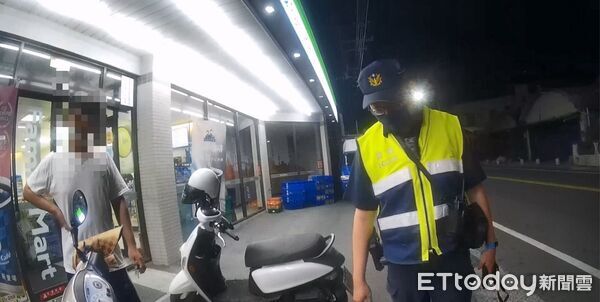 ▲內埔警分局員警幫楊男找回機車             。（圖／記者陳崑福翻攝）