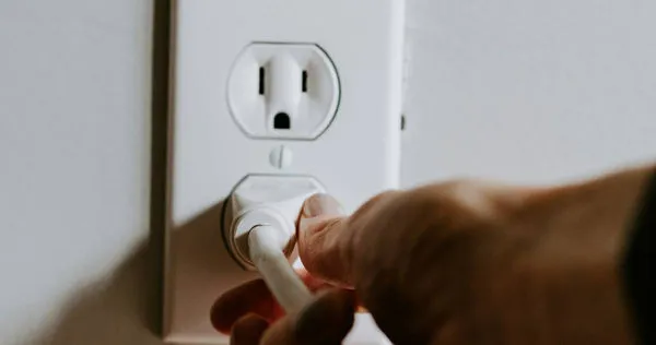 潮濕天氣小心！插座「2情況」恐短路走火　台電示警：廚房最常發生