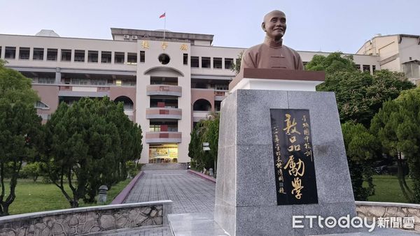 ▲▼慶畢業！金門蔣公銅像變身「奧特曼」，校方曝設計靈感。（圖／記者林名揚翻攝）