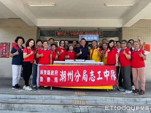 ▲潮州警志工中隊贈消毒瓶給潮州警察。（圖／記者陳崑福翻攝）