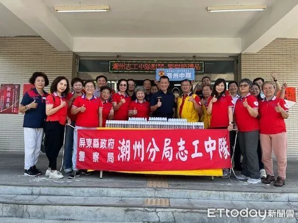 ▲潮州警志工中隊贈消毒瓶給潮州警察。（圖／記者陳崑福翻攝）