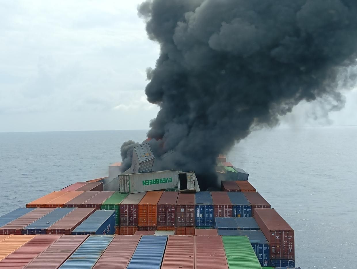 ▲▼萬海貨輪海上爆炸「4人失蹤」2人是台灣人 公司發重訊。（圖／翻攝印度海岸防衛隊）