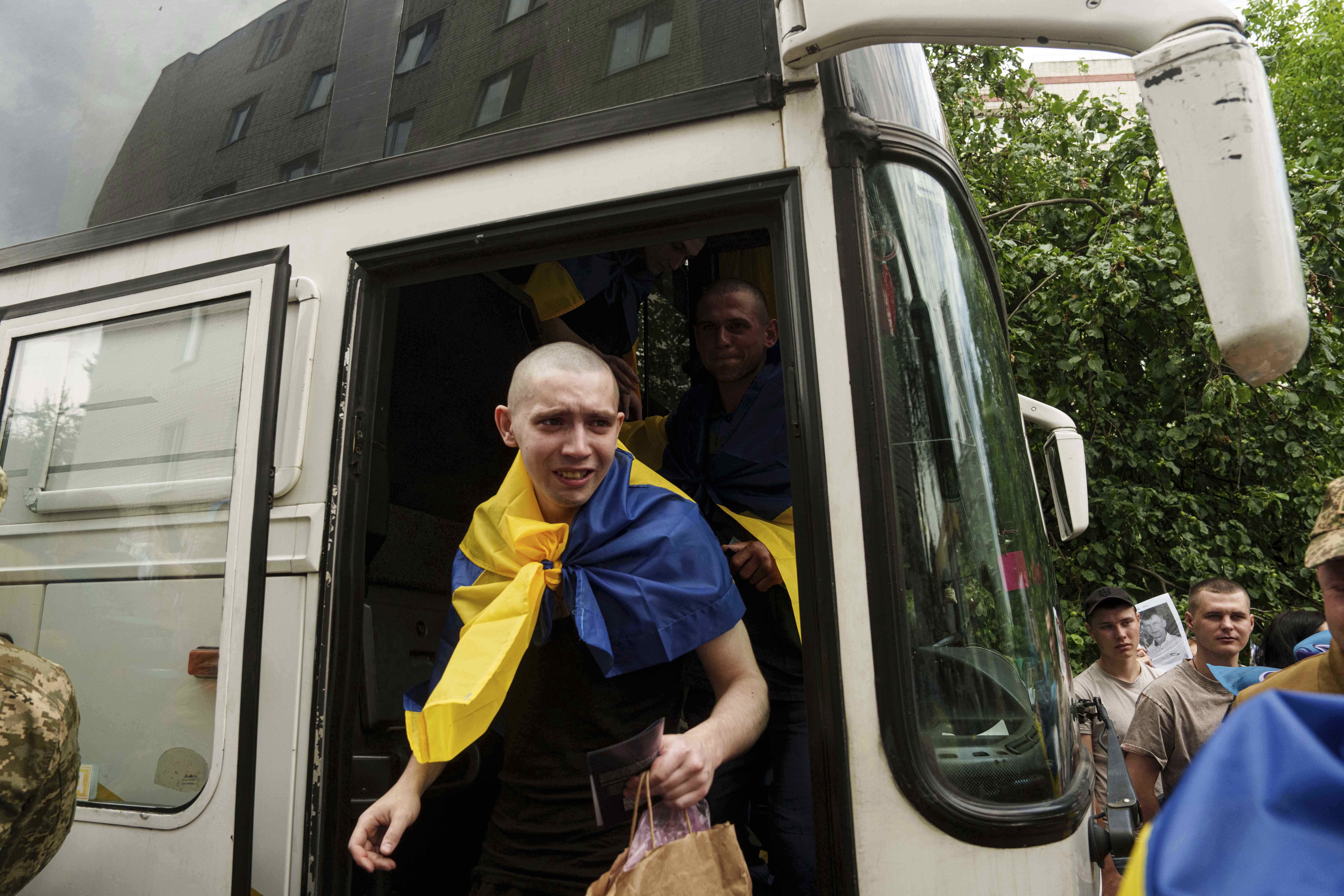 ▲俄烏換俘，烏克蘭士兵重返家鄉。（圖／達志影像／美聯社，下同）