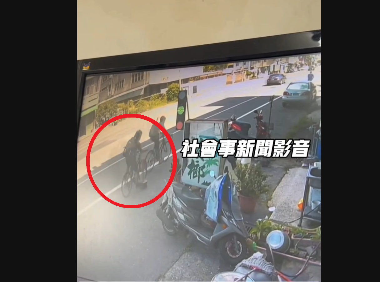 ▲台南市新營區中正路一處檳榔攤擅放水泥柱阻路，導致學生撞上倒地。（圖／翻攝自社會事新聞影音）