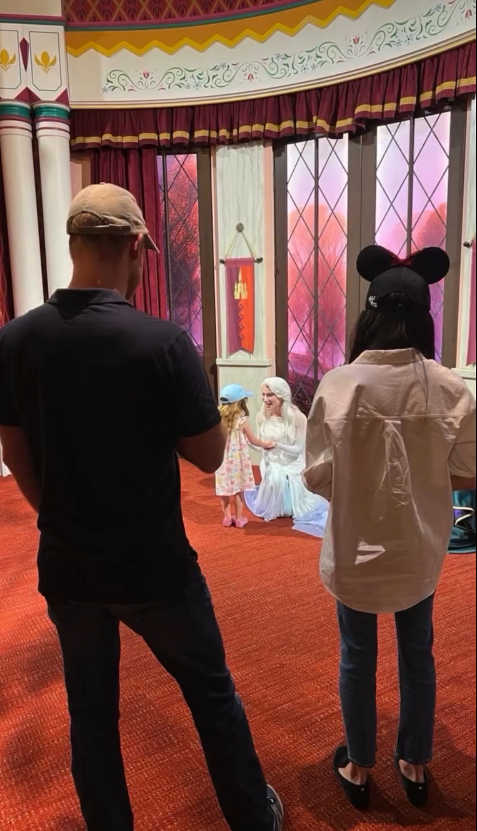 哈利王子一家四口遊迪士尼！　重現黛妃31年前溫馨回憶