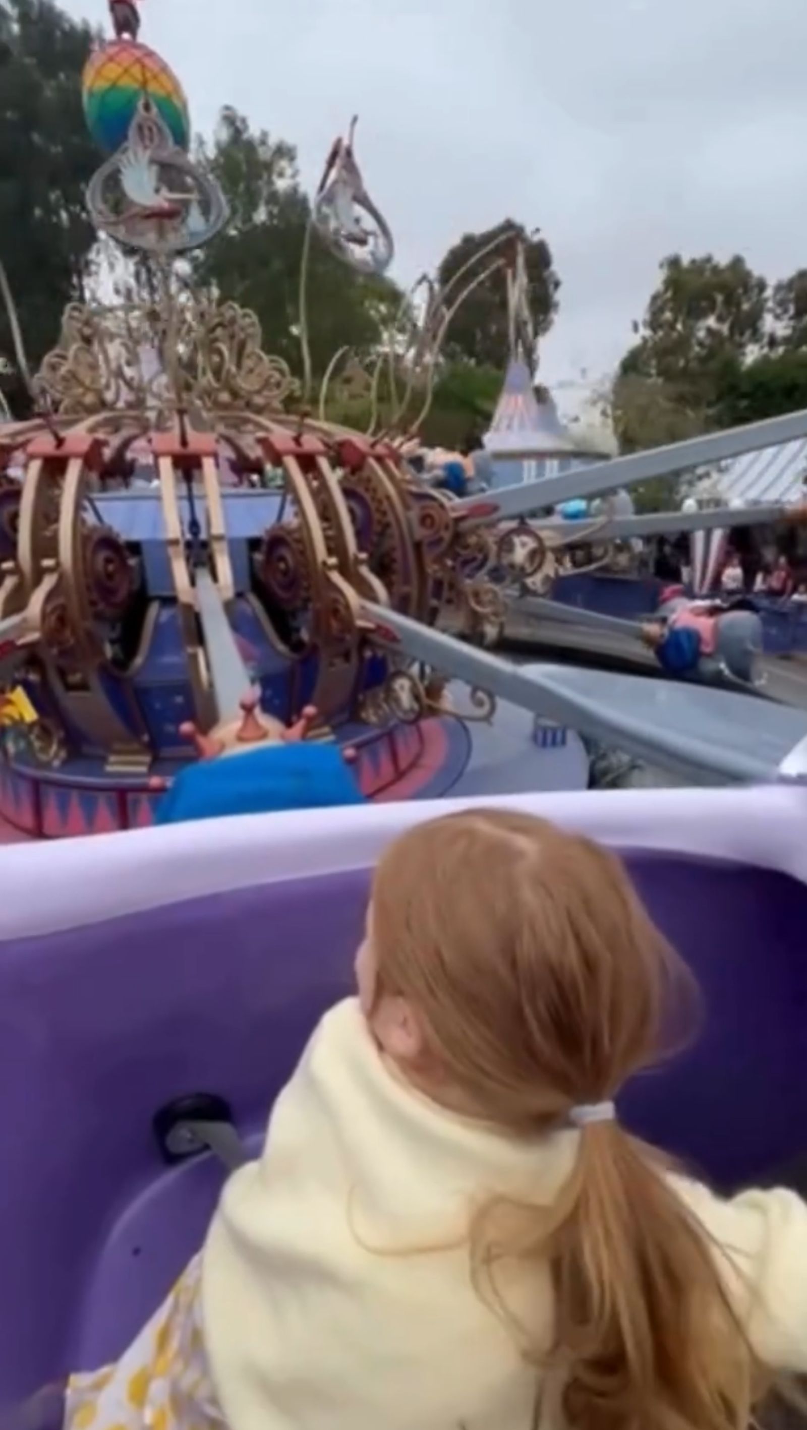 哈利王子一家四口遊迪士尼！　重現黛妃31年前溫馨回憶