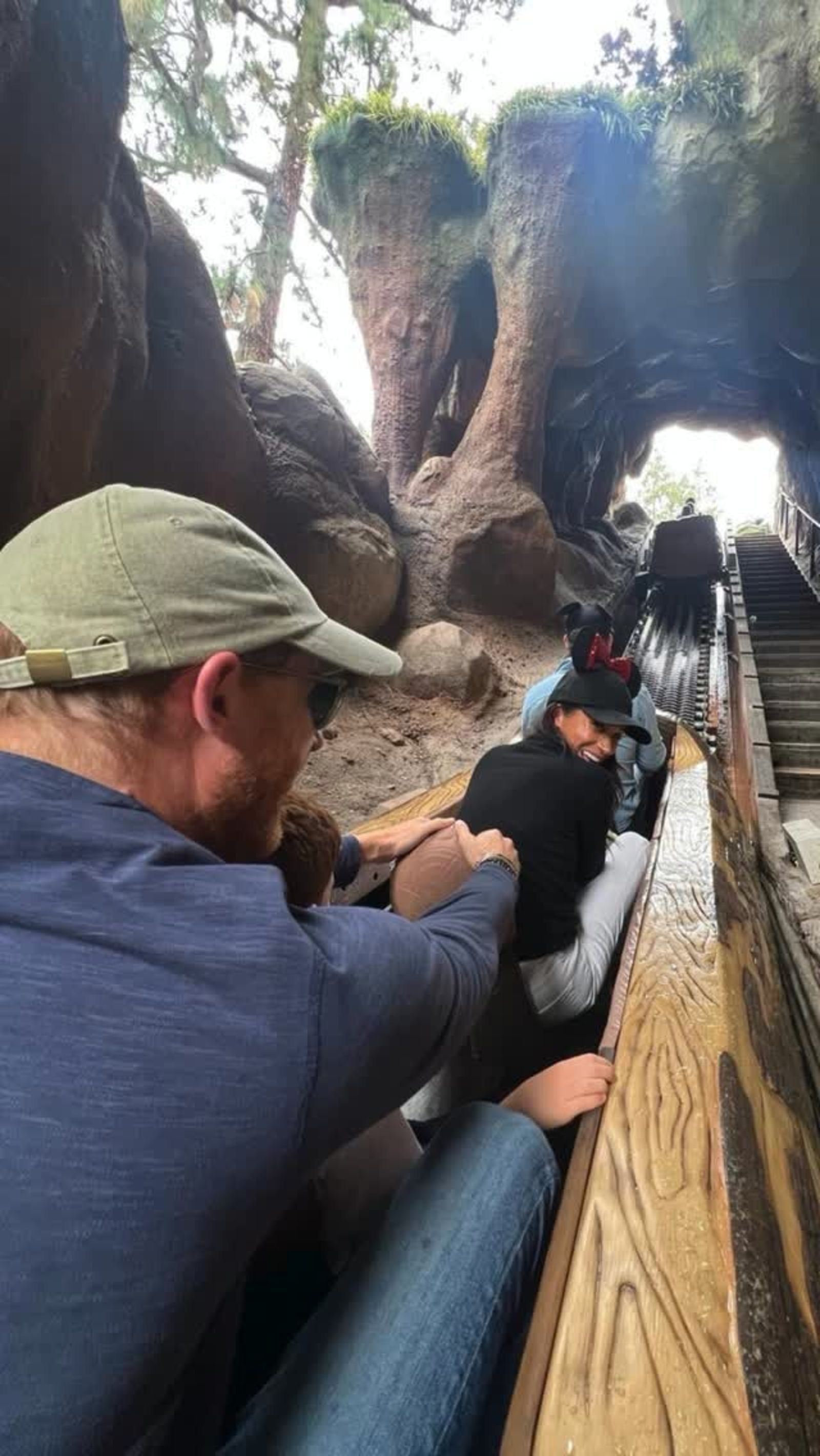 哈利王子一家四口遊迪士尼！　重現黛妃31年前溫馨回憶