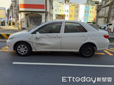 台南男逆衝200米還闖紅燈!女騎士煞不住猛撞 拋飛畫面曝光