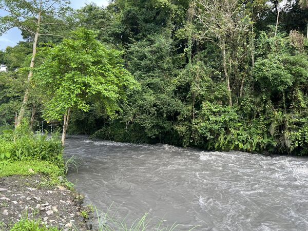 ▲▼橡皮艇在雙賢二號橋河段時，船身右側中段處，先被溪中疑似竹子等尖硬物刺破，失去平衡再被激流推撞堤岸而翻船，釀一死五輕傷悲劇（圖／民眾提供）