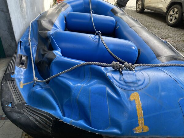 ▲▼橡皮艇在雙賢二號橋河段時，船身右側中段處，先被溪中疑似竹子等尖硬物刺破，失去平衡再被激流推撞堤岸而翻船，釀一死五輕傷悲劇（圖／民眾提供）