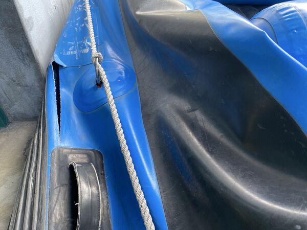 ▲▼橡皮艇在雙賢二號橋河段時，船身右側中段處，先被溪中疑似竹子等尖硬物刺破，失去平衡再被激流推撞堤岸而翻船，釀一死五輕傷悲劇（圖／民眾提供）