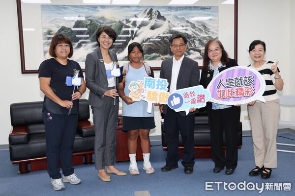 ▲布農孩子田萱榮獲總統教育獎，縣長許淑華心疼助買好弓。（圖／南投縣政府提供）