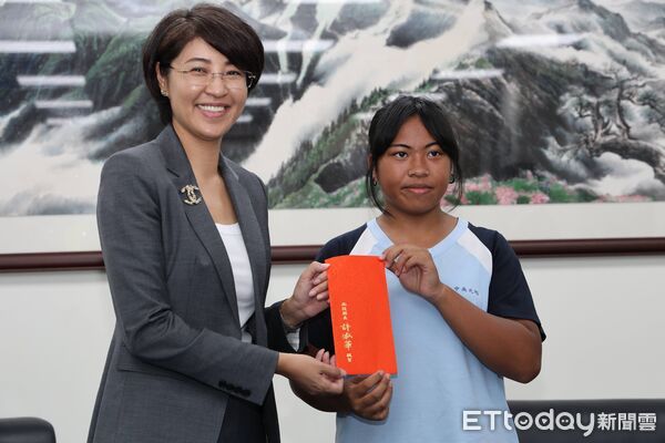 ▲布農孩子田萱榮獲總統教育獎，縣長許淑華心疼助買好弓。（圖／南投縣政府提供）