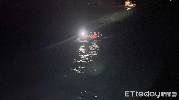 ▲金馬澎分署緊急派遣兩棲橡皮艇協助救援船上9名船員。（圖／記者林名揚翻攝，下同）