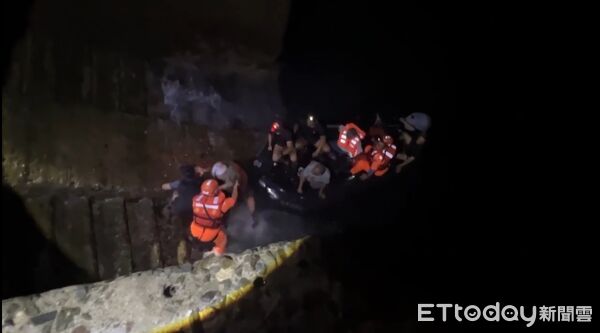 ▲金馬澎分署緊急派遣兩棲橡皮艇協助救援船上9名船員。（圖／記者林名揚翻攝，下同）