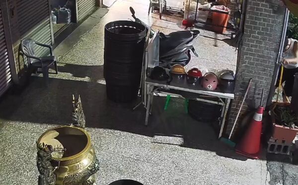 ▲台南一戶人家遭人趁深夜打開自來水閥門，水狂流40分鐘，警方傳喚涉案林姓男子到說明，依竊盜罪嫌函送法辦。（圖／翻攝自/threads/q156651）