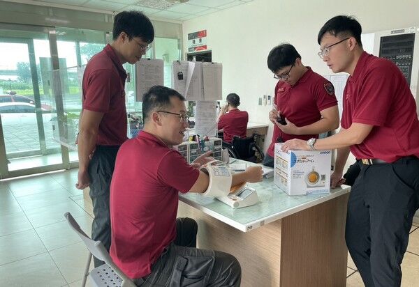 ▲桃園消防協會及菩提山公司捐贈血壓計