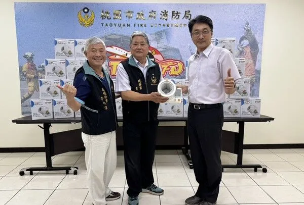 ▲桃園消防協會及菩提山公司捐贈血壓計