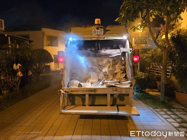 ▲台南市中西區湖美街一輛回收車9日晚間起火冒煙，所幸無人傷亡。（記者林東良翻攝，下同）