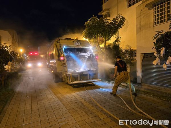 ▲台南市中西區湖美街一輛回收車9日晚間起火冒煙，所幸無人傷亡。（記者林東良翻攝，下同）