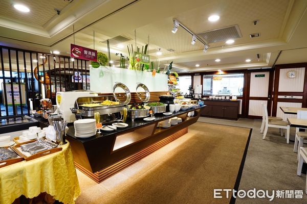 ▲台南劍橋大飯店早餐現煎蛋餅酥香可口，虱目魚丸湯、肉燥飯、各式小菜與現做熱食，品項豐富多元。（記者林東良翻攝，下同）