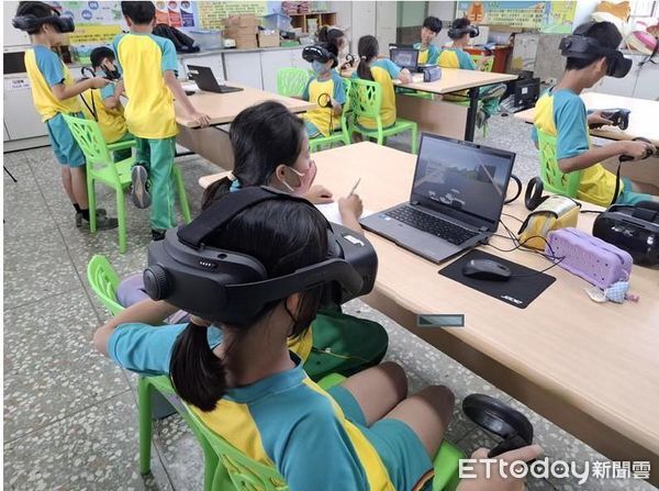 ▲土城國小於「5G新科技示範計畫」中代表自然領域教師社群，學生透過VR課程認識海洋生態。（記者林東良翻攝，下同）