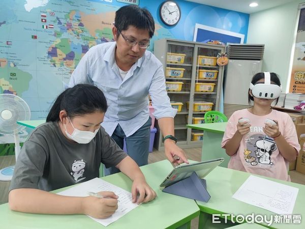 ▲土城國小於「5G新科技示範計畫」中代表自然領域教師社群，學生透過VR課程認識海洋生態。（記者林東良翻攝，下同）