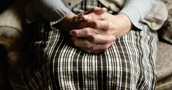 兒子不滿年近60歲的媽媽自從爸爸過世，就和2個男人同床過夜。（示意圖／翻攝自pixabay）