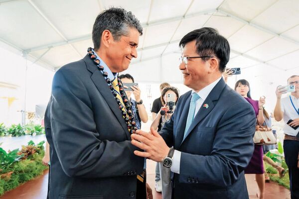 外交部長林佳龍（右）今年1月率團祝賀帛琉總統惠恕仁（左）就職，未料遭控詐欺的台商黃紀彰也成功混進總統特使團午宴。（翻攝林佳龍臉書）