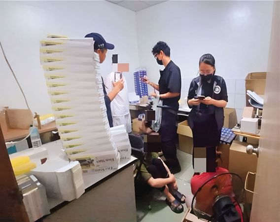 彰化海巡署查緝私菸，頻傳「內神通外鬼」，以人頭扛下罪責，大筆罰鍰也成呆帳。圖非當事人。（彰化專勤隊提供）