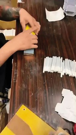 不法私菸集團僱用非法外籍移工製菸。（海巡署提供）