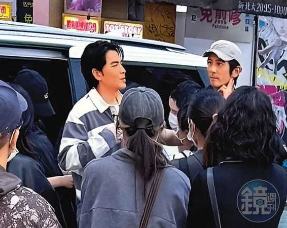 修杰楷（後排右）為拍攝頻道節目，邀來好友蕭敬騰（後排左）快閃西門町。（讀者提供）